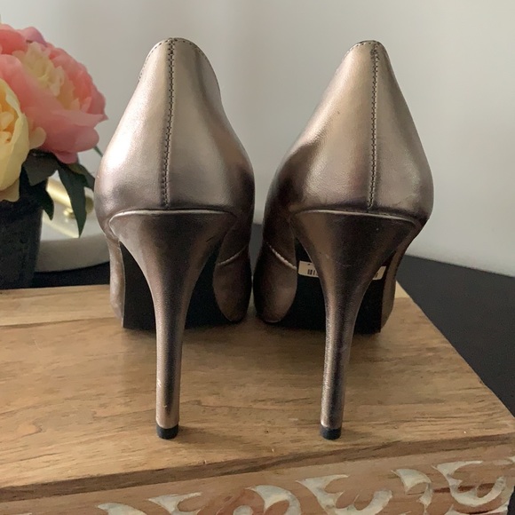 Steve Madden Platinum Metallic Heels - Picture 4 of 8